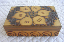 HOLZKÄSTCHEN mit Brandmalerei